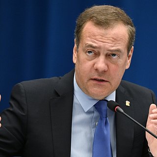 Медведев объяснил учения России с тактическим ядерным оружием