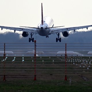 У десятков пассажиров рейса в Европу во время полета внезапно началась рвота