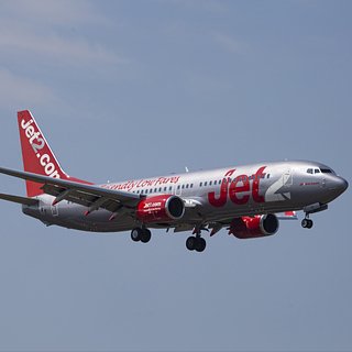 Пассажир самолета напился по пути на курорт Испании и домогался стюардессы