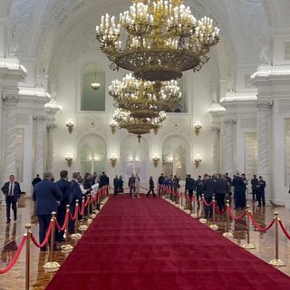 Обстановку в зале за стенами Кремля перед инаугурацией Путина сняли на видео