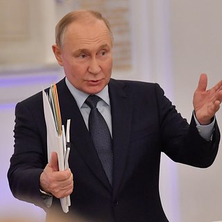 Путин по пути на инаугурацию остановился в коридоре Кремля из-за одной картины