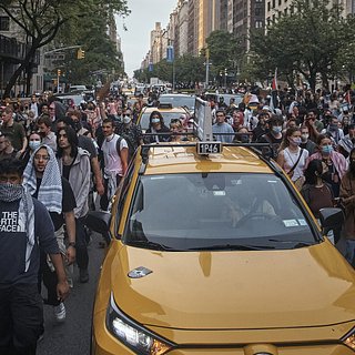 Тысячи пропалестинских протестующих попытались сорвать Met Gala