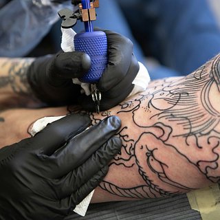 Онколог объяснил опасность татуировок
