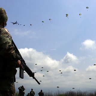 Более десяти солдат пострадали на учениях НАТО во время прыжка с парашютами