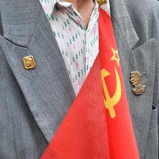 В Германии осудили запрет на показ флага СССР на советских мемориалах