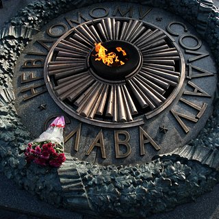 Киевляне начали нести цветы к Вечному огню в парке Славы