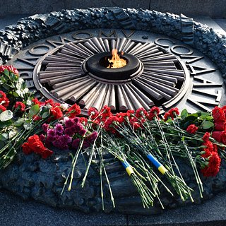 На Украине перенесли День Победы. Несмотря на это, жители Киева несут цветы к Вечному огню