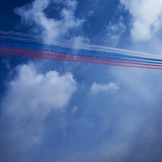 Французские пилоты раскрасили небо в цвета российского флага