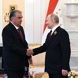 Президент Таджикистана на встрече с Путиным предложил обсудить вопрос мигрантов