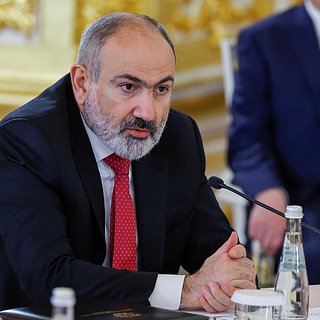 Премьеру Армении Пашиняну дали час на отставку