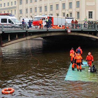 Спасатели достали всех пассажиров из утонувшего автобуса