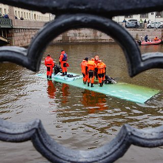 Стала известна причина падения автобуса в реку Мойку в Петербурге