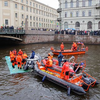 Автобус с 20 пассажирами съехал в реку в Петербурге. Пострадавших откачивали прямо на крыше