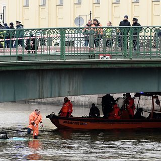 В Петербурге из утонувшего автобуса достали восемь человек