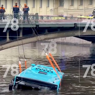Подъем автобуса из реки Мойки в Петербурге попал на видео