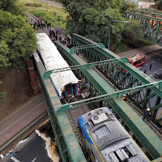 Десятки человек пострадали из-за столкновения двух поездов в Аргентине