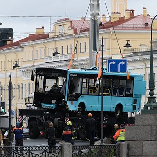 Спасатели завершили эвакуацию людей из упавшего в реку автобуса в Петербурге