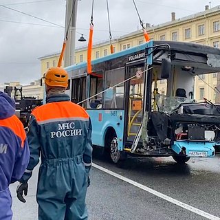 Появились подробности похорон жертв падения автобуса в реку в Петербурге