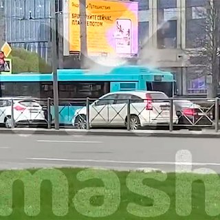В Петербурге автобус задымился во время движения