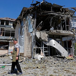 В результате удара по ресторану Донецка погибли три человека