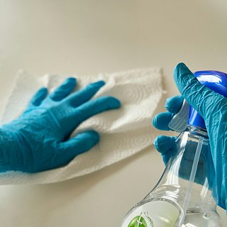 Домохозяек предостерегли от мытья столешниц некоторыми средствами