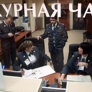 Мужчина устроил танцы в форме российской полиции на кране-манипуляторе